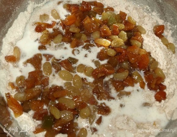 Добавить сухофрукты (отжать), молоко, воду. Замешиваем тесто. Муки может понадобиться больше. 