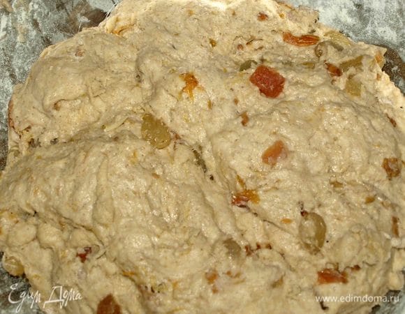 Накрываем миску с тестом полотенцем или пищевой пленкой и ставим на 2 часа в теплое место. 