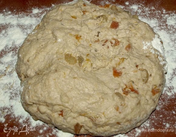 Подошедшее тесто выкладываем на посыпанную мукой поверхность. Тесто обминаем и формируем овал.