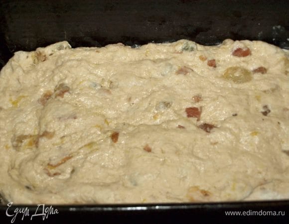 Выкладываем в форму-буханку (у меня форма буханка на 1 кг), смазанную растительным маслом. 