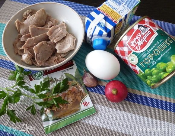 Бульон процедить, от косточки отделить мясо. 
Подготовим все, что нужно для украшения заливного.