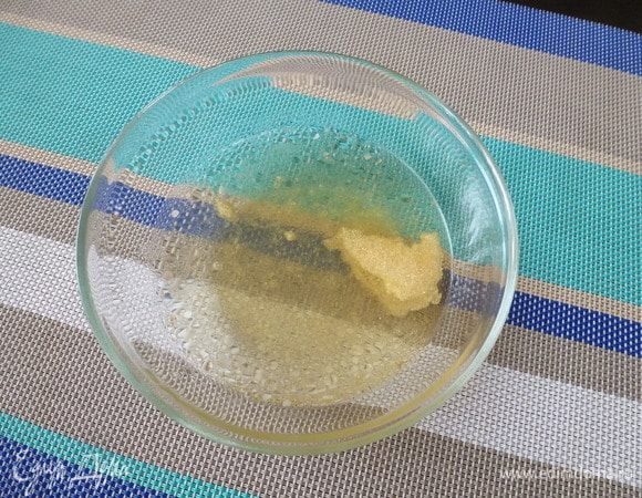 В бульон всыпем желатин. Сколько нужно, читайте на упаковке, рассчитывайте от объема жидкости и разводите по инструкции. 