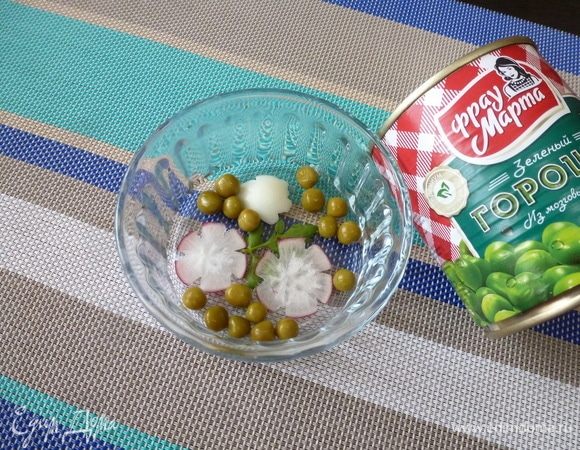 Я решила заливное сделать порционно для каждого. В формочку кладем веточку петрушки, цветы из редиски и ромашки из вареного яйца. Всыпем ложку зеленого горошка ТМ «Фрау Марта». Зальем прозрачным бульоном на 1 см (чтобы горошинки покрылись) и поставить в холодильник на полчаса. Надо, чтобы бульон застыл.