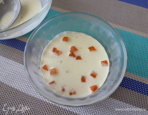 Прозрачный бульон застыл, теперь очередь белого бульона. Сверху прозрачного налить высотой примерно 1 см. Добавить вареную морковь. Я кусочек моркови достала из бульона через полчаса. Отправить форму снова в холодильник для застывания белого слоя.