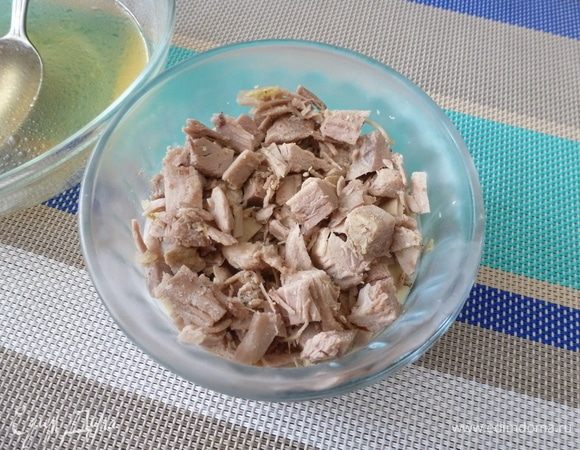 Теперь выкладываем мясо индейки.