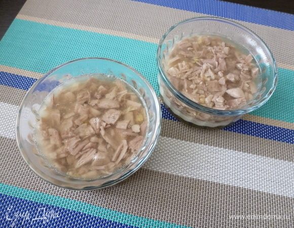 Заливаем прозрачным бульоном и снова в холодильник, чтобы застыло.