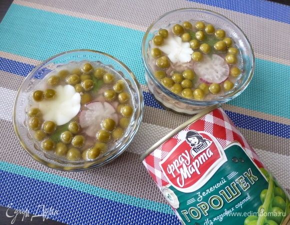 Последний слой такой же, как и первый, — горошек ТМ «Фрау Марта», цветочки из редиски и яйца, листики петрушки.