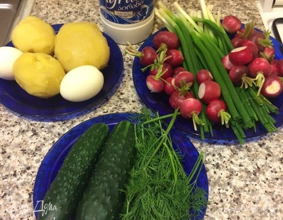 Картофель и яйца отварить до готовности. Полностью остудить и очистить.