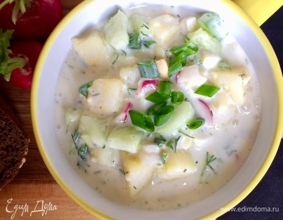 После того как окрошка настоится, достаем из холодильника и подаем.