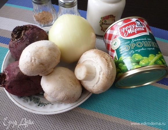 Подготовить продукты для салата. Свеклу сварить или запечь в духовке до готовности. Свеклу попробуйте, прежде чем готовить, если она горчит, волокнистая, землистого вкуса, то для салата она не годится, только испортите. Свекла должна быть вкусной.
В ингредиентах я указала 1 свеклу, имея ввиду нормальную, крупную, а на фото у меня 2 небольшие. 