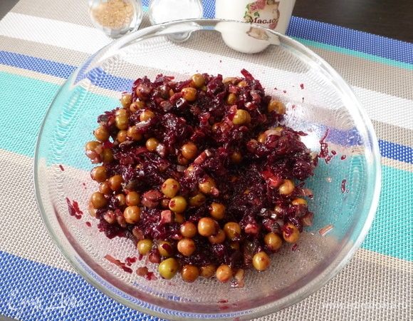 Перемешать, приправить по вкусу солью, перцем. Вот и все!