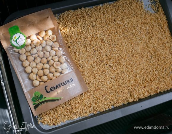 Затем я подсушила измельченный фундук в теплой духовке.