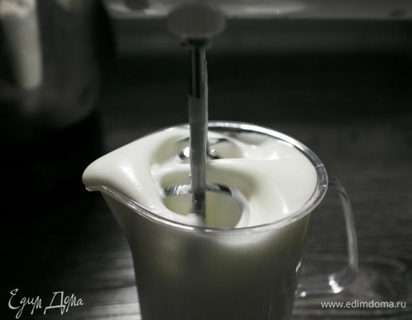 Пока фундучная мука остывала, я взбила 4 яичных белка (150 г) с 50 г сахарного песка (до мягких пиков) и приготовила остальные ингредиенты для бисквита.