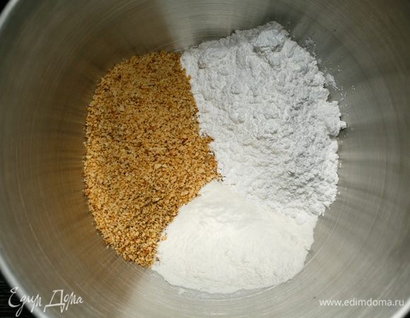 Затем соединила в глубокой чаше 60 г пшеничной муки, 150 г сахарной пудры и теплую фундучную муку.