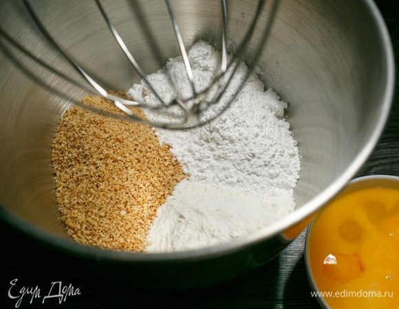 Приготовила яичную смесь: 4 оставшихся желтка и 4 целых яйца 1 категории (все вместе 270 г).