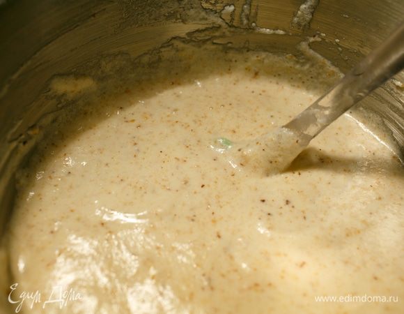 Далее я взбила сухие ингредиенты с яичной смесью, а потом лопаткой ввела взбитые с сахаром белки, аккуратно перемешивая. Здесь главное не делать лишних движений и вовремя остановиться, чтобы масса осталась как можно более пышной.