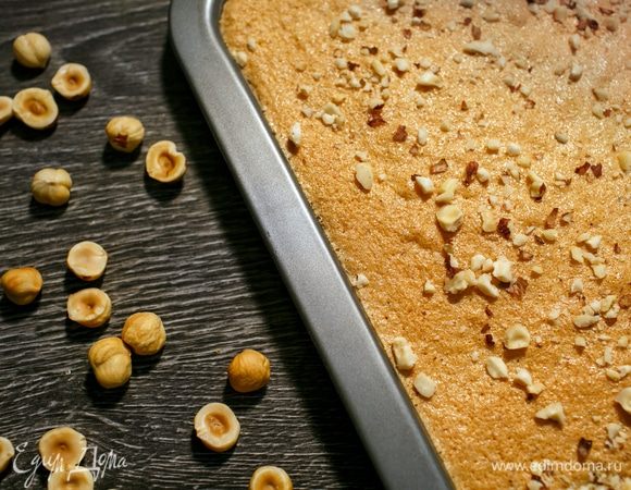 Поставила одновременно оба противня в духовку, предварительно разогретую до 140°С, режим «верх-низ». Выпекала около 50 минут, ориентируясь на цвет. Как только бисквит стал золотистого цвета, я выключила духовку и не открывала дверцу минут 10, чтобы он не осел от резкого перепада температур. Бисквит получился очень ароматным и очень красивым! Я не удержалась и посыпала его жареным фундуком).