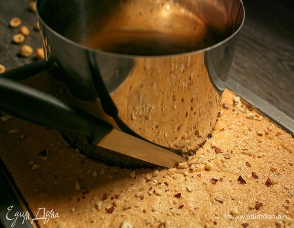 Когда мой фундучный бисквит полностью остыл, я взяла кольцо (16 см в диаметре) и вырезала 4 одинаковых круга. Думаю, можно воспользоваться и тарелкой. Надавливать не стала, чтобы не примять края.