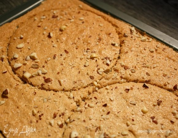 Вот так. Потом я аккуратно убрала бисквит вокруг кругов и только после этого широкой лопаткой сняла мои коржи с противня.