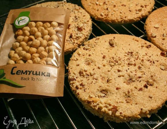 Я перенесла их на решетку, оставив немного отлежаться и дать им чуть-чуть подсохнуть снизу. Аромат на кухне волшебный! Надо сказать, что я не очень-то люблю выпечку с орехами, но это фундучное чудо, по-моему, изменило мои вкусы. Фундук сильно раскрывается, когда его обжариваешь, и аромат, и вкус — просто божественны!