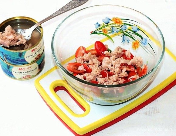 Выложите из баночки консервированного тунца ТМ «Магуро» без сока.
