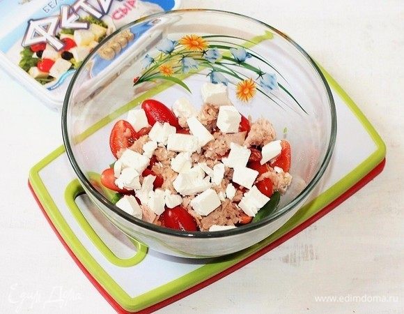 Добавьте в миску сыр фета, нарезанный кубиками.
