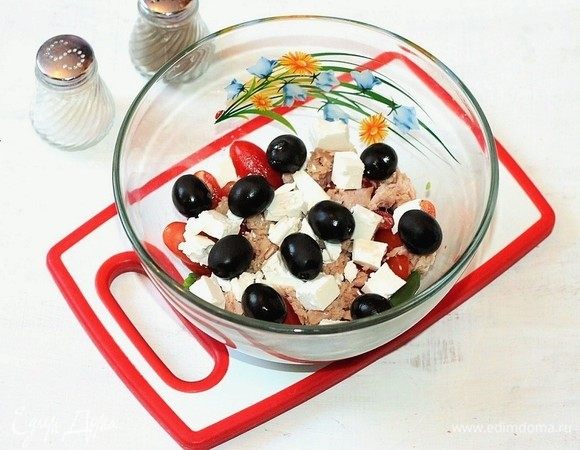 Затем кладем маслины или оливки б/к.
