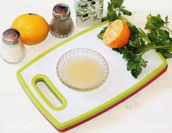 Приготовим соус. Смешиваем оливковое масло с лимонным соком. Аккуратно заправляем салат соусом, солим и перчим. В салат можно добавить мелко порубленную петрушку.
