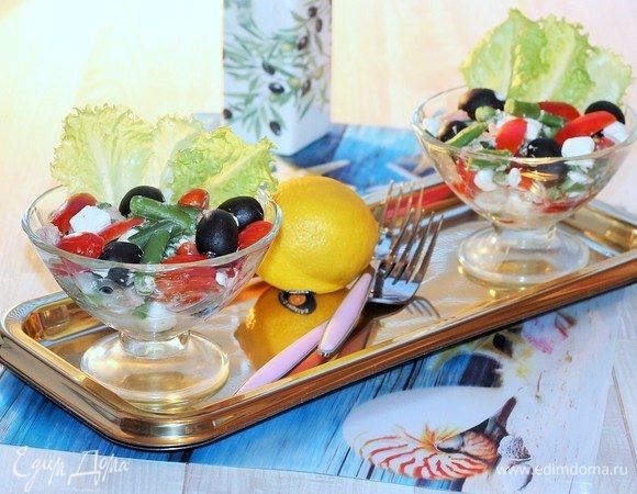 Кладем салатные листья в креманки и раскладываем салат. Приятного аппетита! 