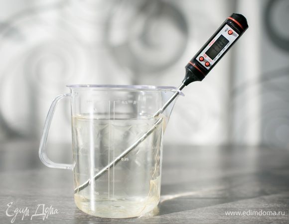 Итак, замочим желатин в ледяной воде.