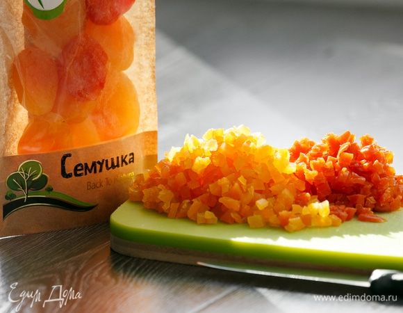 Мелко-мелко нарежем курагу. Я взяла 2 вида кураги, чтобы начинка получилась не однотонной и красиво сочеталась с цедрой апельсина, которая присутствует в джеме.