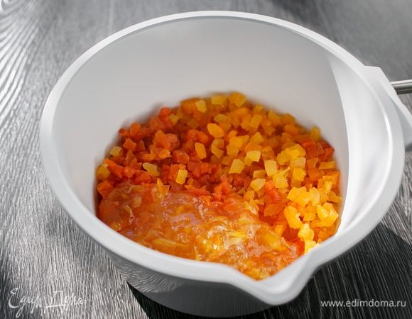 Соединим в сотейнике нарезанную курагу и джем.