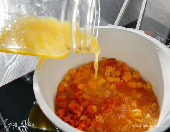 Добавим апельсиновый сок, который мы выжмем из 2-х апельсинов, все перемешаем и поставим на огонь, доведем до кипения и выключим. Оставим смесь остывать.