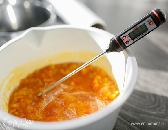 Когда смесь остынет до 60–65°С, достанем из ледяной воды, отожмем и добавим желатин. Все быстренько перемешаем.