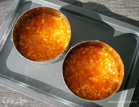Разольем желе в формы, предварительно взвесив и разделив массу пополам, чтобы начинка получилась одинаковой толщины.