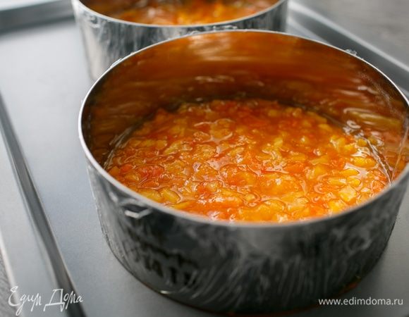 Начинка из этой шикарной кураги и будет изюминкой моего торта. Полюбуемся ее радостным цветом, пока она остывает, и уберем в морозилку на сутки.