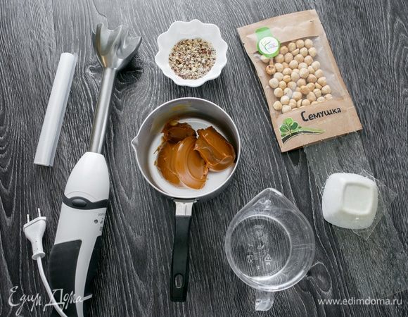 Так как коржей у меня получилось 4, а не 3, я придумала и сделала еще одну начинку, которая будет посередине. Это карамельная начинка, которая прекрасно сочетается с кремом карамельного цвета и карамелью на орешках, которыми будет украшен торт:) Ингредиенты: вареная сгущенка (250 г), рубленые орешки (фундук ТМ «Семушка») — 20 г, желатин (6 г), ледяная вода.