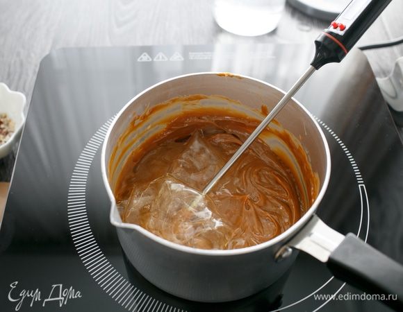 Как и в случае с компоте из кураги, нужно сначала нагреть сгущенку, постоянно перемешивая, а потом, когда смесь остынет до 60–65°С, добавить предварительно замоченный в ледяной воде и отжатый желатин. Перемешать.