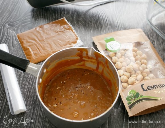 Немного карамели я оставила, чтобы добавить ее в крем, которым буду покрывать торт, чтобы придать ему карамельный оттенок. Добавила орешки.