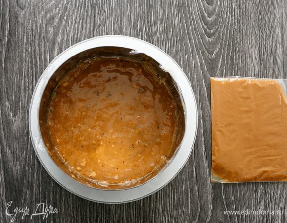 Затем я залила карамельно-ореховое желе в форму диаметром 14 см (подготовила ее так же, как формы для компоте из кураги). У меня получилось два вида карамели: одна будет начинкой, другую я добавлю в крем. Убрала желе в форме в морозилку на сутки.