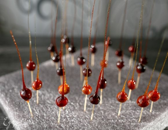 Карамельные орешки получились просто волшебные! В лучах вечернего солнца они выглядели сказочно. Главное условие успеха — сухой теплый воздух. Если дома влажно, то карамельные стрелы опустятся.