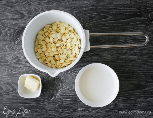 Мне захотелось добавить к начинке из кураги прослойки из ганаша на белом шоколаде (с каждой стороны, см. разрез, шаг 47–48). Ингредиенты для ганаша: белый шоколад (300г), сливки 33% (150 г), сливочное масло (20 г).