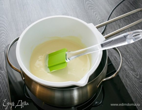Растопим белый шоколад (300г) на водяной бане.