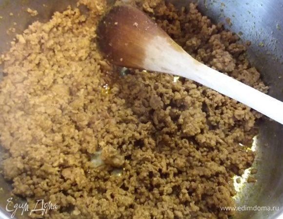 И выложить в кастрюлю фарш. Фарш обжарить до золотистого цвета. При обжаривании стараемся разбить крупные комочки. Фарш можно использовать любой (у меня говяжий наполовину со свиным). 
