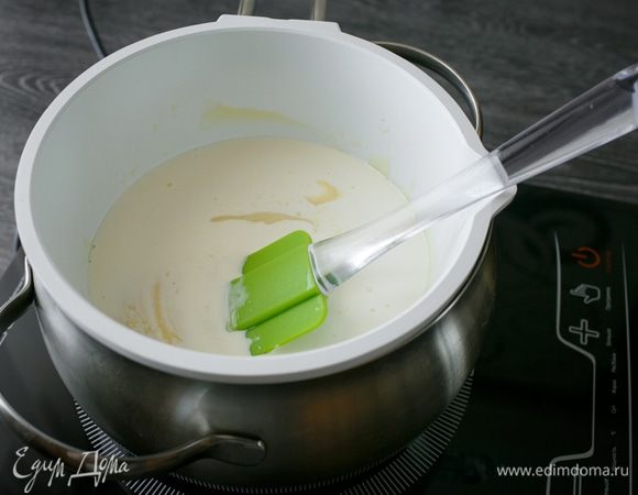 Добавим сливки (150 г), перемешаем, чтобы не было никаких комочков, уберем с плиты.