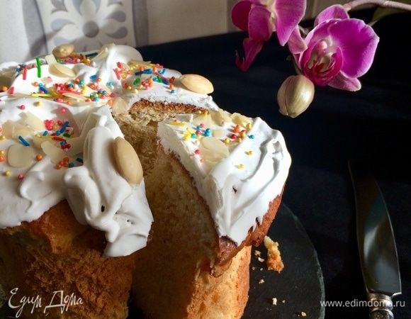 Готовые куличи достать из духовки и полностью остудить на решетке.