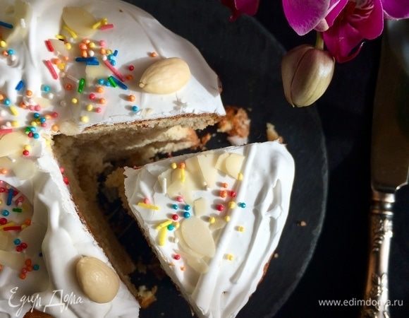 По желанию, покрыть куличи глазурью или посыпать сахарной пудрой.