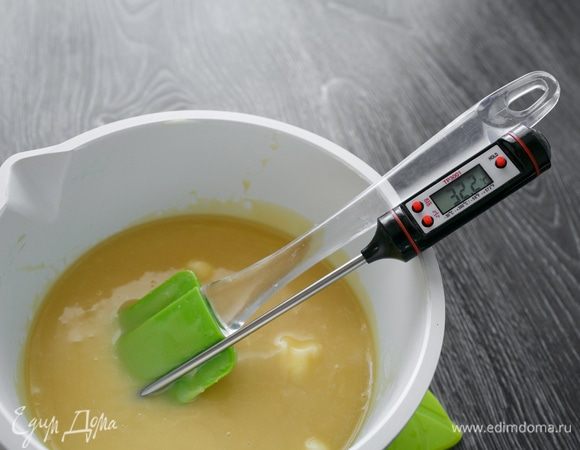 Когда масса остынет, добавим сливочное масло (20 г) и перемешаем до однородной консистенции.