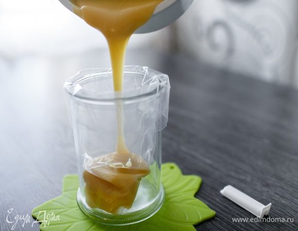 Перельем ганаш в кондитерский мешок.