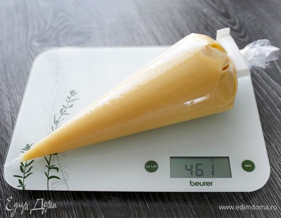 Взвесим и запишем вес, чтобы разделить его потом на 4 ровные части. Уберем в холодильник. Достанем за 1 час до сборки торта.